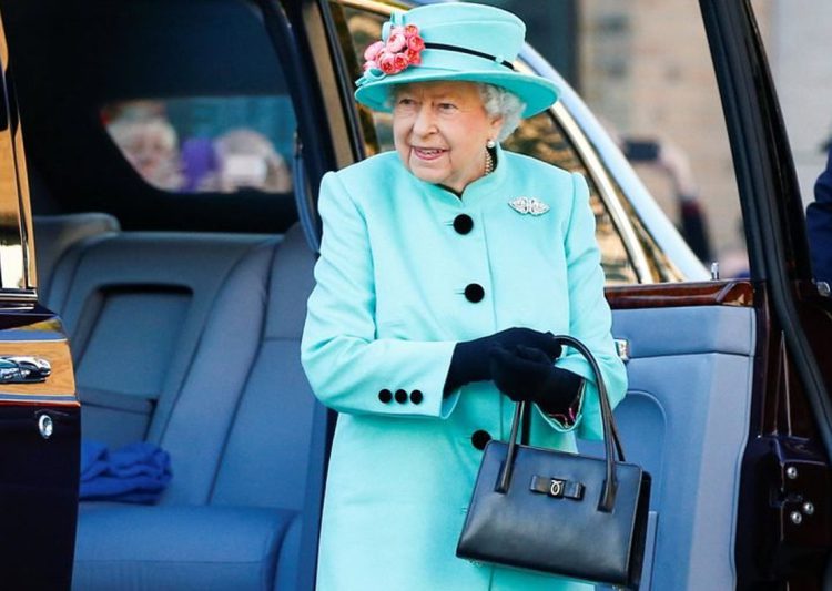 BLOG1 - פרידה מהמלכה הכי צבעונית שידענו - מגזין אופנה ישראלי - אופנה